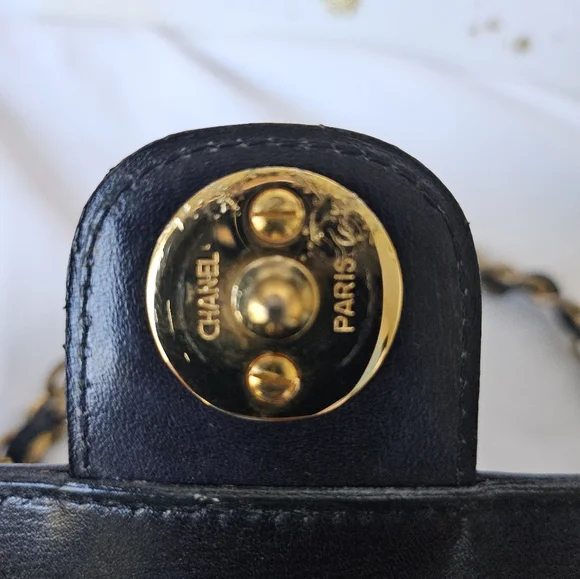 EUC vintage Chanel gold chain purse - Picture 6 of 17